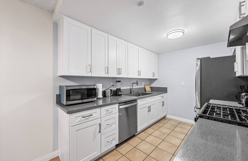 Southwest Anaheim Condo | Disney/Knotts Berry Condo! 12 mins ride to Disney