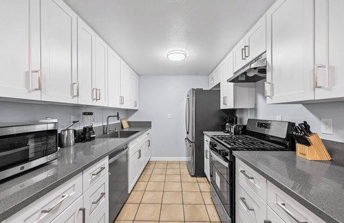 Southwest Anaheim Condo | Disney/Knotts Berry Condo! 12 mins ride to Disney