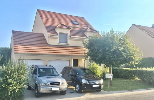 Bailly-Romainvilliers House | Disney private Villa, 4 bdrm, 3 bath, 10 pax WIFI, garden.