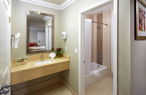 Anaheim Resort Hotel | Disneyland Adventure Awaits! Cozy 4 Unit Stay w/Outdoor Pool & Parking!