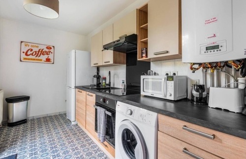 Chessy Apartment | Disneyland Paris 3 minutes away, sleeps 8, 3 bedrooms.