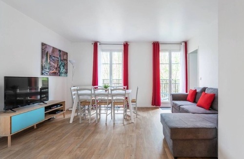 Chessy Apartment | Disneyland Paris 3 minutes away, sleeps 8, 3 bedrooms.