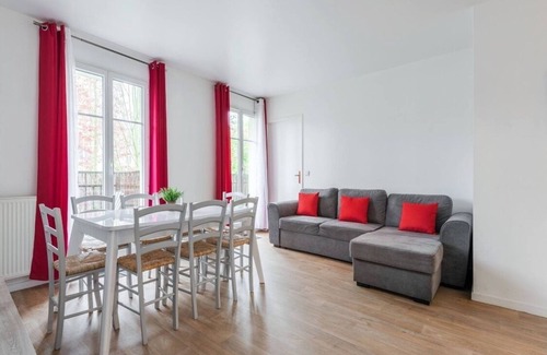 Chessy Apartment | Disneyland Paris 3 minutes away, sleeps 8, 3 bedrooms.