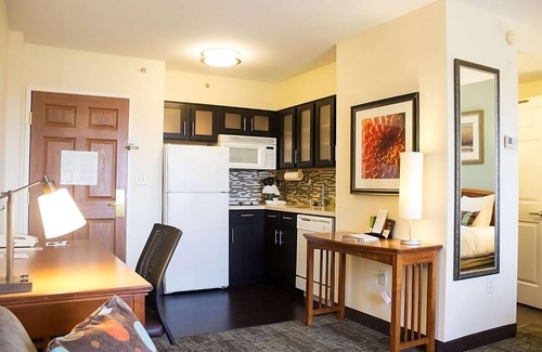 Anaheim Resort Hotel | Disneyland Trip Near Coral Tree Park w/Full Kitchens! Pets Allowed & Parking!