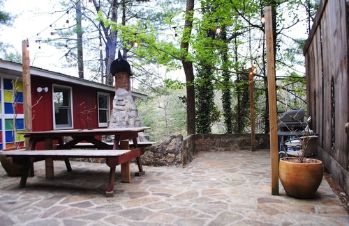 McMillan Hidden Valley Cabin | Distinctive Cabin + Cozy Guesthouse + Sauna Near Major Attractions, Fiber