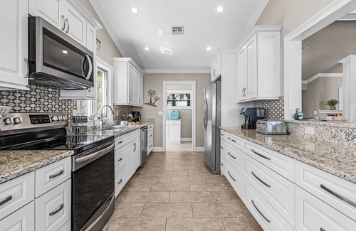 Caloosahatchee House | Dive into Fun & Tropical Vibes at Beach Retreat - Coral Beach Dream