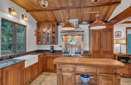 Central Beach House | Divine Location Walk/Bike to beach, river, restaurants, theater, museum & shops