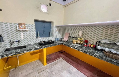 Mathura House | Divine Stay - Facing Krishna Janmabhoomi Temple, Mathura/Vrindavan - Sleeps 2-6