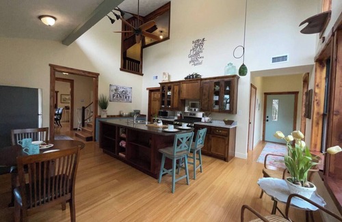 Driftwood Bed & Breakfast | Divinely Designed Retreat/Get Away Home in a Peaceful Setting/5 Beautiful Acres