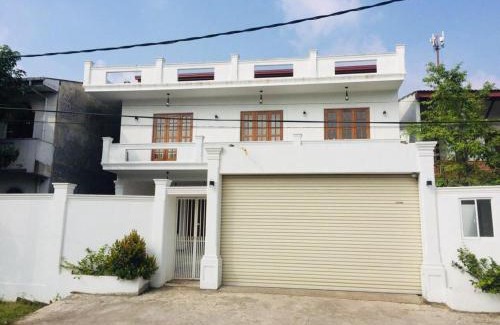 Battaramulla House | Diyawanna Lake Villa