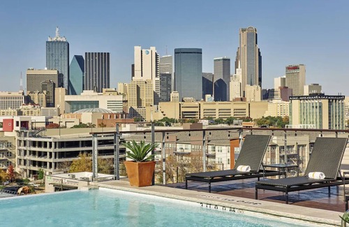 Downtown Dallas Hotel | Dlux Double Queen Room in Canvas Hotel Dallas: Dallas Skyline View!