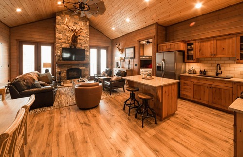 Preston House | DMR Cabin 5 | One-Level | King & Kid Suite | Max Capacity 7