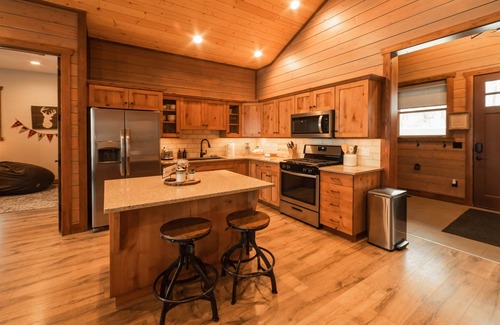Preston House | DMR Cabin 5 | One-Level | King & Kid Suite | Max Capacity 7