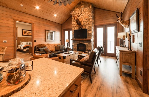 Preston House | DMR Cabin 5 | One-Level | King & Kid Suite | Max Capacity 7
