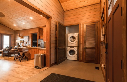 Preston House | DMR Cabin 5 | One-Level | King & Kid Suite | Max Capacity 7
