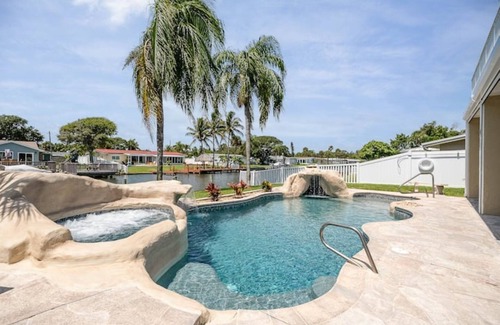 Cocoa Beach House | Dock, Kayaks, Pool, JACUZZI, ping pong, billiards, all beach gear, and more!