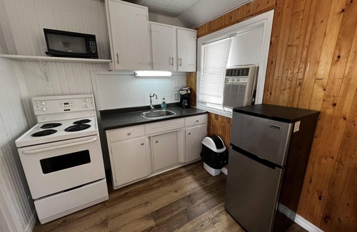 Wasaga Beach Cottage | Dock Life Beach 1 - Cottage 9, Riverside Property, Studio, 3 min walk to Beach 1