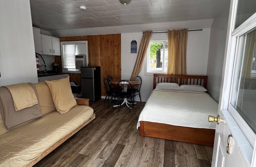 Wasaga Beach Cottage | Dock Life Beach 1 - Cottage 9, Riverside Property, Studio, 3 min walk to Beach 1