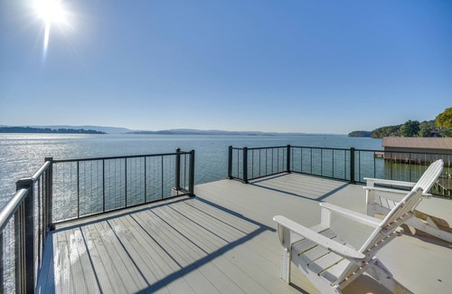Groveoak House | Dock + Panoramic Views: Guntersville Lake Retreat!