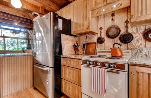Innsbrook Cottage | Dock & Resort Perks: Quiet Lakefront Cottage
