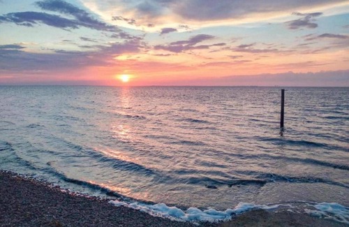 Delfstrahuizen House | Docklodge Stay by the Water