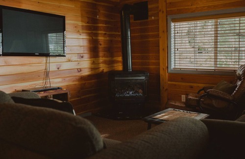 Seeley Lake Cabin | Dockside Cabin at Tamaracks Resort is family-friendly and right on the lake!