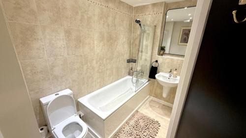Cubitt Town Apartment | Dockside Charm by Halisi