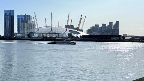 Cubitt Town Apartment | Dockside Charm by Halisi