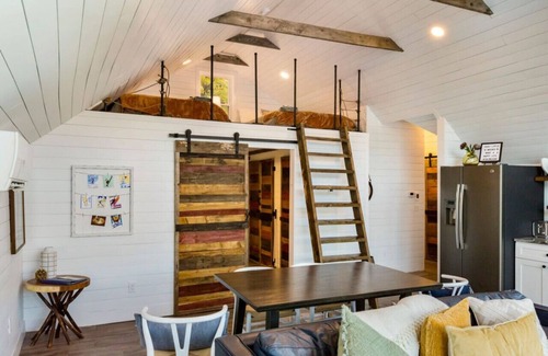 Newbury House | Dockside Dream | 4 mins to Mt Sunapee | Dock | VIEWS | Grill