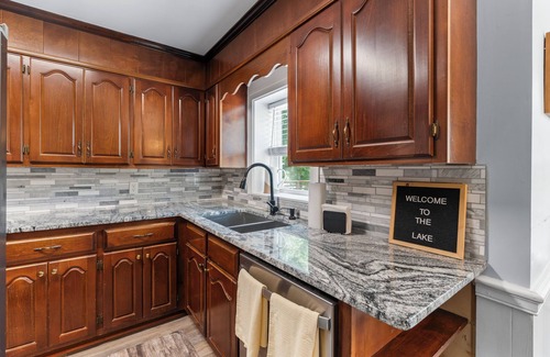 Milledgeville House | Dockside Dream on Lake Sinclair – Swimming Dock, Porch Views & Room for Everyone