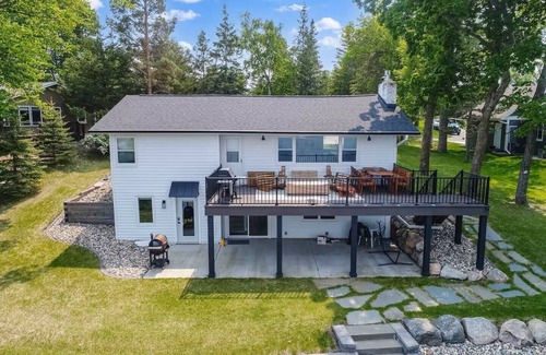 Alexandria House | Dockside on Lake Le Homme Dieu - Prime access to Alexandria Chain of lakes