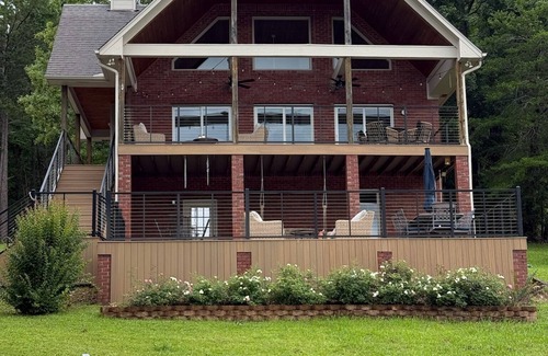 Crane Hill Cottage | Dockside Retreat — Your Smith Lake Escape