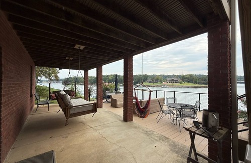 Crane Hill Cottage | Dockside Retreat — Your Smith Lake Escape