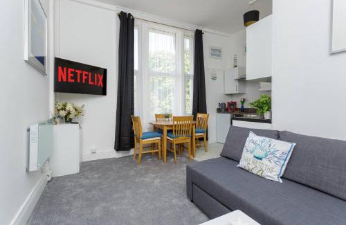 Portsmouth Apartment | Dockyard Dreams - Close To Gunwharf!