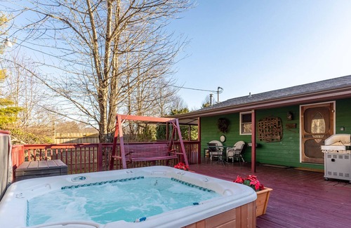 Elk Park House | Docs Cabin - private home with hot tub, foosball near Beech