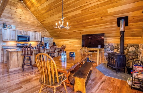 Rangeley House | Dodge Lodge - Newly renovated home right on Dodge Pond