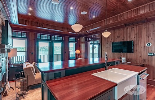 Muskoka Lakes Cottage | Doesn't Get Better! Muskoka Luxury! 7Bdrms, 5Bath, Boathouse! Bunkie!