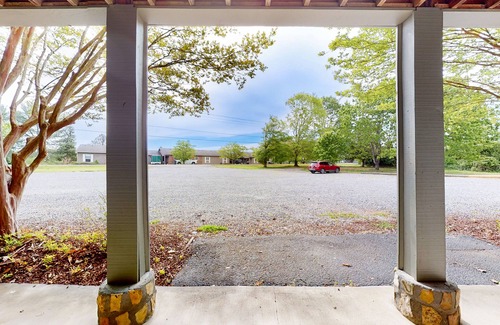 Baneberry Apartment | Dog-friendly, 1st-floor studio with gym & game room - walk to Douglas Lake