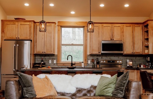 Emigrant House | Dog-friendly, 2-bedroom cabin with curated library, fire pit, and wide Montana skies. Tucked off a scenic dirt road in Paradise Valley—15 minutes to dining, 45 minutes to Yellowstone.