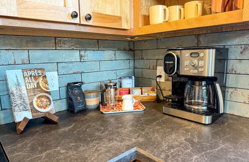 Emigrant House | Dog-friendly, 2-bedroom cabin with curated library, fire pit, and wide Montana skies. Tucked off a scenic dirt road in Paradise Valley—15 minutes to dining, 45 minutes to Yellowstone.