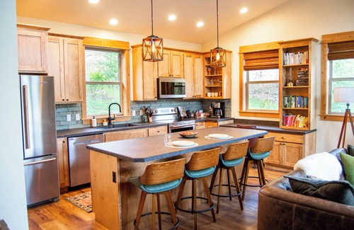 Emigrant House | Dog-friendly, 2-bedroom cabin with curated library, fire pit, and wide Montana skies. Tucked off a scenic dirt road in Paradise Valley—15 minutes to dining, 45 minutes to Yellowstone.