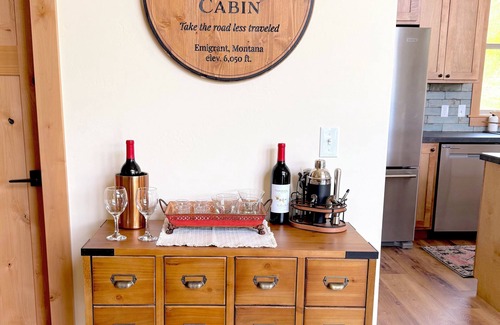 Emigrant House | Dog-friendly, 2-bedroom cabin with curated library, fire pit, and wide Montana skies. Tucked off a scenic dirt road in Paradise Valley—15 minutes to dining, 45 minutes to Yellowstone.