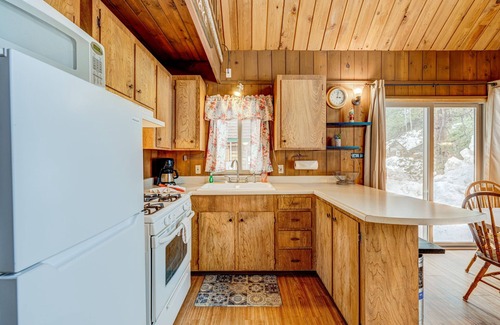 Sierra Tract Cabin | Dog-friendly 2-story cabin with loft, fireplace, board games, & wooded views