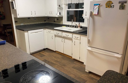 Green Bay House | Dog Friendly 3-bedroom house near Door County, Lambeau Field and on a bus line!