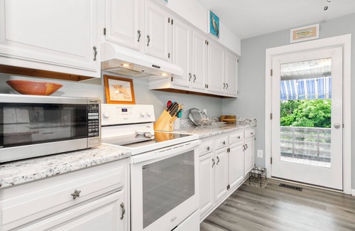 Emerald Isle House | Dog-Friendly 3 BR Cottage w/Fenced Yard, Screened Porch, Decks & Ocean Access