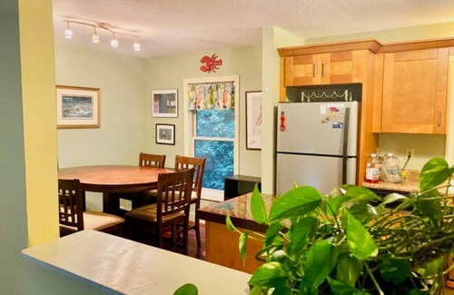 Kenyon House | Dog Friendly, 3 Bedroom & 2 full bath, only 5 minute drive to nBeaches!
