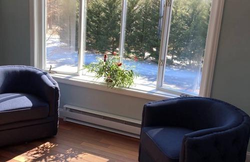 Kenyon House | Dog Friendly, 3 Bedroom & 2 full bath, only 5 minute drive to nBeaches!