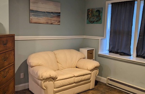 Kenyon House | Dog Friendly, 3 Bedroom & 2 full bath, only 5 minute drive to nBeaches!