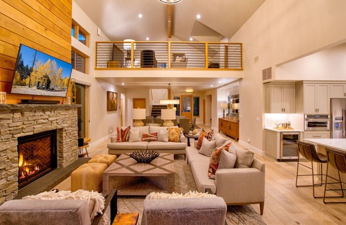 Truckee House | Dog-Friendly 4BD Mountain Modern Home At Old Greenwood!