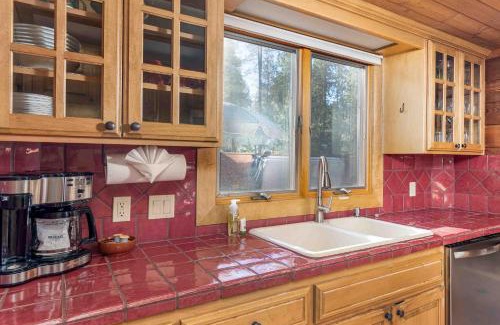 Sunriver House | Dog Friendly, across from tubing/SHARC, Nectar bed